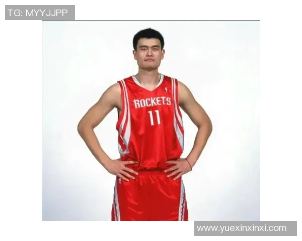 姚明在篮球场上独自投篮的训练时刻展现出巨星风范与坚持不懈的精神